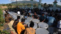 Sadranan pada bulan Syaban atau Ruwah juga dimaknai sebagai bulan arwah, masa untuk mendoakan para leluhur. Awalnya tradisi sadranan hanya digelar sederhana. Kini menu dalam sadranan sudah bervariasi meski tak ada pakem khusus untuk jenis makanan yang harus dibawa ke makam.