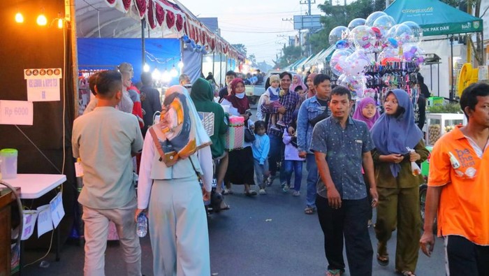 Tradisi Dandangan yang digelar di Kudus dalam rangka menyambut bulan Ramadan, Sabtu (11/3/2023).