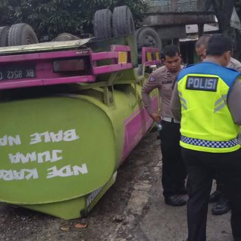 Truk tangki air terbalik usai menabrak mobil bermerek Rocky di Sibolangit. (Foto: Istimewa)