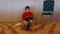 Mengerjakan soal sambil lesehan dan senderan seperti ini juga oke. Asal ngerjain soalnya beres. (Foto: Trisna Wulandari/detikcom)