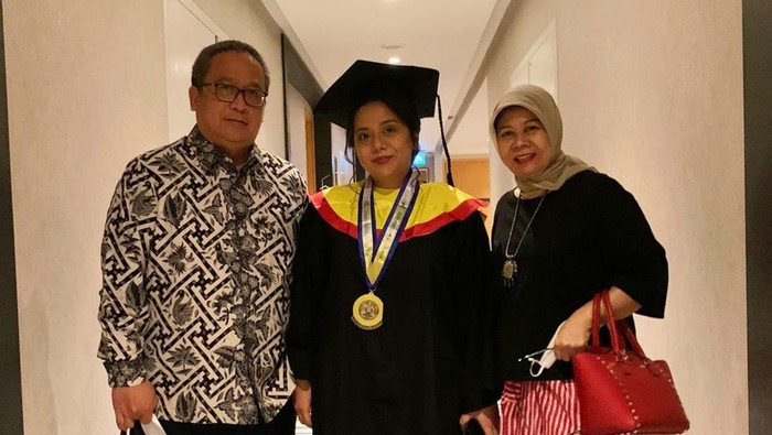 Wisudawan Ini Dapat Gelar Dobel dari Unair-Maastricht University Belanda