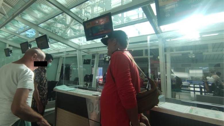 WN Australia dideportasi Rudenim Denpasar. Ia overstay di Bali akibat tertinggal pesawat. WN Australia dideportasi Rudenim Denpasar. Ia overstay di Bali akibat tertinggal pesawat.