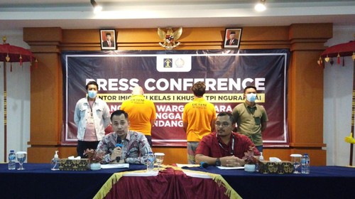 Dua WNA ditangkap Imigrasi karena menyalahi izin tinggal di Bali, Jumat (20/3/2023). Foto: Triwidiyanti/detikBali