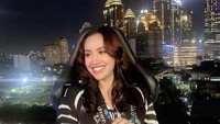 Artis kelahiran 1986 itu juga sering menghabiskan waktunya sendiri. Seperti ini ketika Shinta Bachir sedang mencoba makan di restoran melayang yang sempat viral. Foto: Instagram @shinta_bachir86
