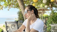 Kali ini Shinta Bachir sedang berada di kafe outdoor dengan pemandangan pantai. Dirinya sedang berpose sambil menunggu makanan datang. Foto: Instagram @shinta_bachir86