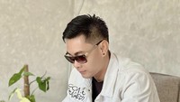 Bahkan suami Shinta Bachir itu terlihat bekerja di kafe. Tak lupa ia memesan segelas minuman jeruk yang segar. Foto: Instagram @inkris_15