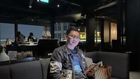 Kali ini pria yang diketahui berusia 36 tahun itu sedang bersantai di kafe. Mejanya tampak sudah dipenuhi dengan aneka minuman dan camilan. Foto: Instagram @inkris_15