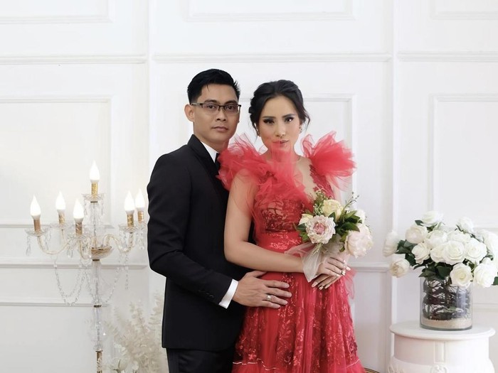 2 Resmi Menikah, Shinta Bachir dan Suami Hobi Nongkrong di Kafe