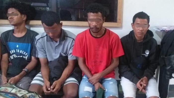 4 Orang di perbatasan Skouw, Jayapura diamankan karena membawa 4,2 kg ganja.
