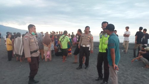 Siswi kelas 1 SD tenggelam di Pantai Tanjung Menangis Lombok Timur. Foto: istimewa.