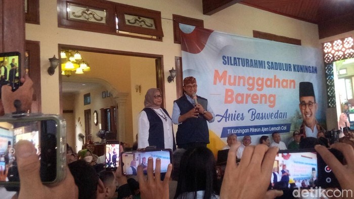 Anies Baswedan saat menyapa relawan pendukungnya di Desa Purwasari, Kecamatan Garangwangi, Kabupaten Kuningan