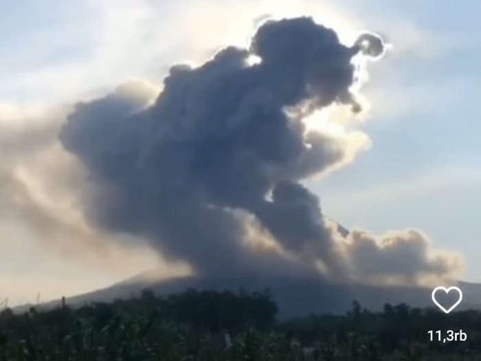 Asap yang dihasilkan dari erupsi Merapi, Minggu (12/3/2023).
