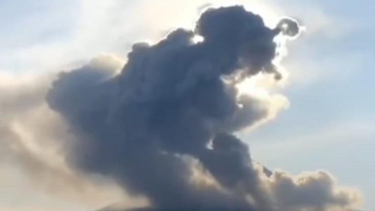 Asap yang dihasilkan dari erupsi Merapi, Minggu (12/3/2023). Asap yang dihasilkan dari erupsi Merapi, Minggu (12/3/2023).