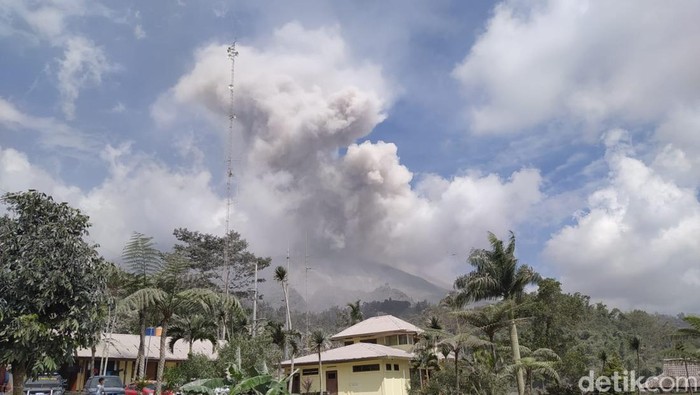Awan panas Gunung Merapi terlihat dari Pos PGM Babadan Magelang pukul 14.22 WIB, Minggu (12/3/2023).