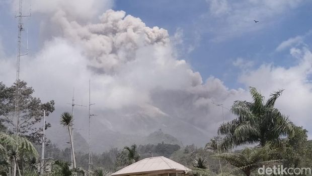 Awan panas Gunung Merapi terlihat dari Pos PGM Babadan Magelang pukul 14.22 WIB, Minggu (12/3/2023).