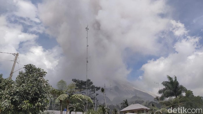 Awan panas Gunung Merapi terlihat dari Pos PGM Babadan Magelang pukul 14.22 WIB, Minggu (12/3/2023).