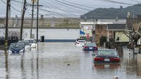 Di seberang Central Coasts Monterey County, lebih dari 8.500 orang berada di bawah perintah evakuasi dan peringatan pada hari Sabtu, termasuk sekitar 1.700 penduduk - banyak dari mereka adalah pekerja pertanian Latin - dari komunitas Pajaro yang tidak berhubungan.  