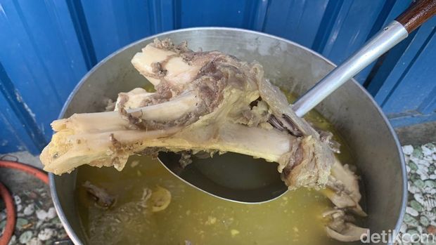 Besarnya tunjang (kaki) dalam kuah Bakso Tunjang Mbok'e. (Kartika Sari/detikSumut)