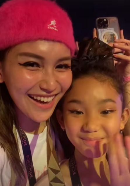 Bilqis dan Ayu Ting Ting nonton konser BLACKPINK