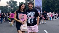 Pasangan Adriana Bustami dan Augie Fantinus seperti sejoli yang masih pacaran nggak sih? Foto: dok. Instagram