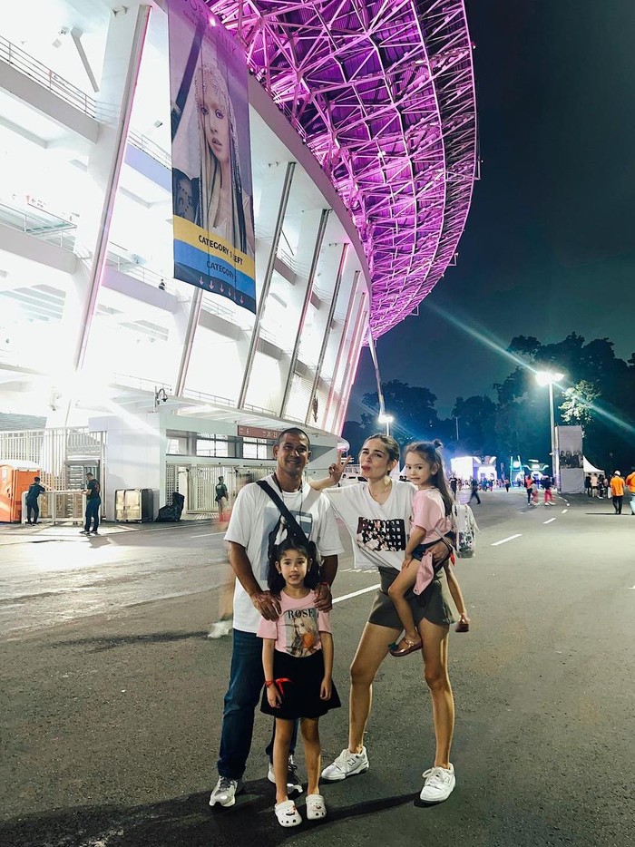 Deretan artis temani anak nonton BLACKPINK