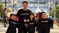 Ini jadi konser pertama Jonathan Frizzy yang ditonton bareng ketiga anaknya. Jonathan senang banget punya kesempatan menemani tiga anaknya yang mengidolai BLACKPINK nonton langsung konsernya di GBK. Foto: dok. Instagram Jonathan Frizzy