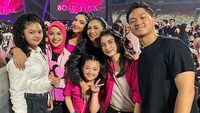 Ashanty dan Krisdayanti kumpul bareng nonton aksi BLACKPINK. Keduanya mengawal anak-anak mereka tanpa kehadiran Anang dan Raul Lemos. Ashanty dan Krisdayanti memboyong Amora Lemos, Azriel, Aurel, dan Arsy. Kelen dan Arsya kemana? Foto: dok. Instagram Ashanty