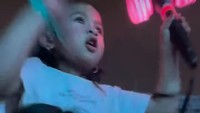 Gemas banget, Caca Tengker menemani putri pertamanya nonton konser BLACKPINK. Caca Tengker sampai menggendong Ansara di pundaknya agar bisa melihat ke panggung. Terlihat Ansara antusias banget menyanyikan lagu BLACKPINK.  Foto: dok. Instagram Caca Tengker