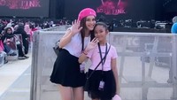 Ayu Ting Ting dan Bilqis lebih cocok seperti kakak menemani adik nonton konser. Setuju nggak? Foto: dok. Instagram Ayu Ting Ting