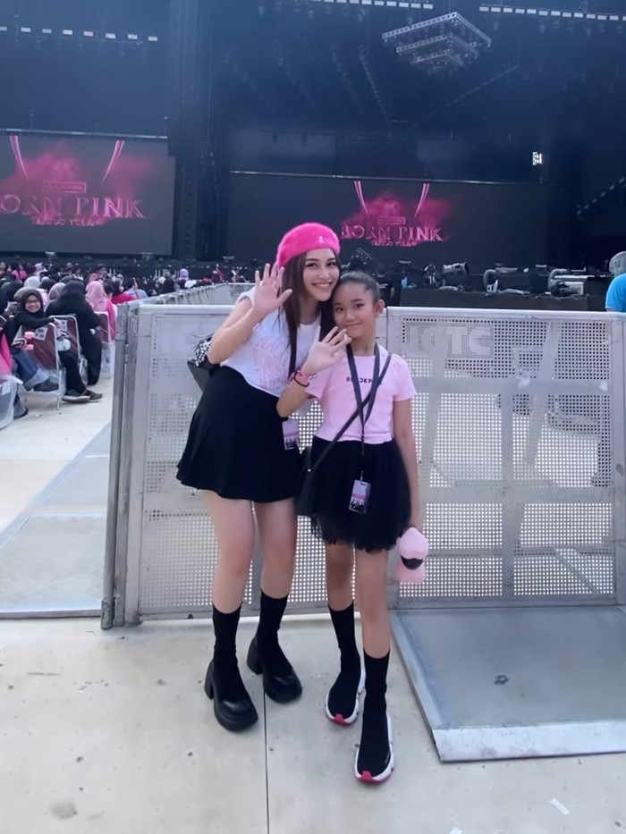 BLACKPINK Deretan artis temani anak nonton BLACKPINK