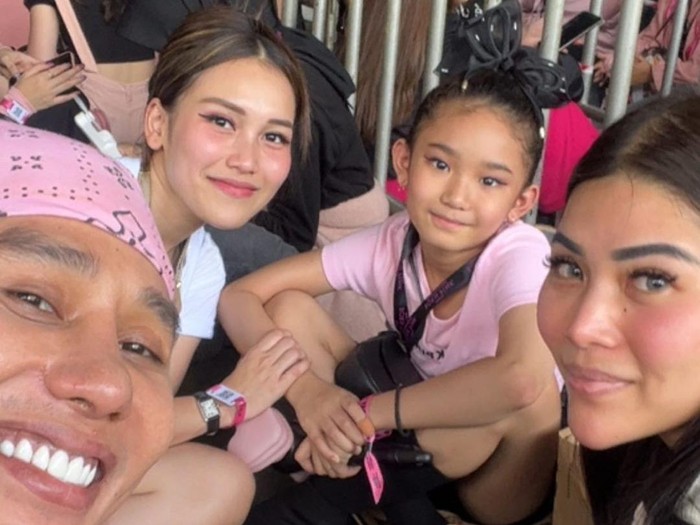BLACKPINK Deretan artis temani anak nonton BLACKPINK