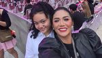 10 Momen Seru Bak Bestie Artis Boyong Anak Nonton BLACKPINK di GBK