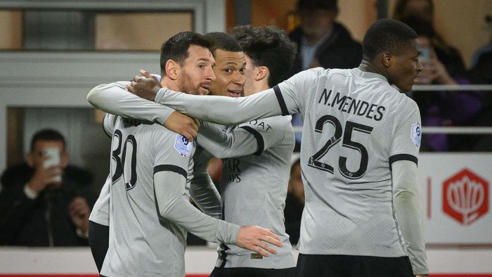 Paris Saint-Germains French forward Kylian Mbappe (2ndL) is congratulated by teammates after scoring a goal during the French L1 football match between Stade Brestois 29 (Brest) and Paris Saint-Germain FC at Stade Francis-Le Ble in Brest, western France on March 11, 2023. (Photo by LOIC VENANCE / AFP) (Photo by LOIC VENANCE/AFP via Getty Images)