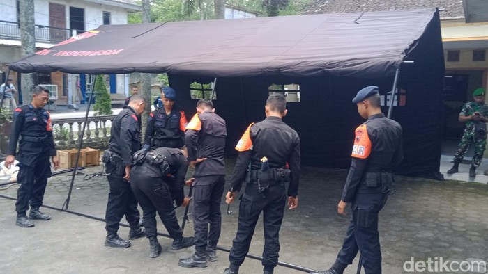 Brimob Polda Jateng mendirikan posko taktis di lereng Merapi, tepatnya di Balerante, Kemalang, Klaten, Minggu (12/3/2023).