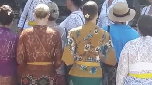 Rombongan bule di Pura Lempuyang, Karangasem