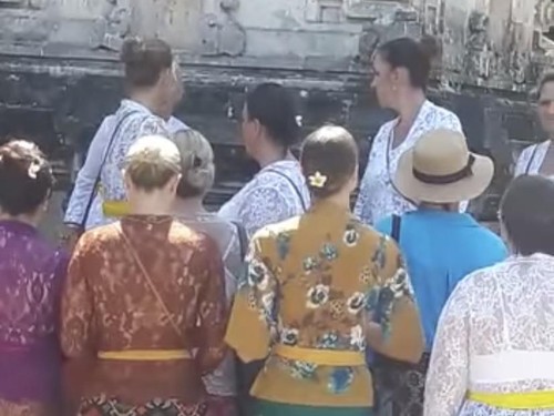 Rombongan bule di Pura Lempuyang, Karangasem