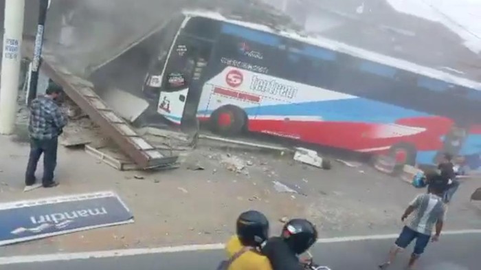 Bus Tentrem di Probolinggo alami ngeblong tabrak motor dan kantor