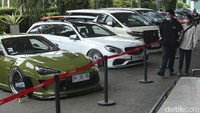 Pengunjung melihat mobil modifikasi yang dipamerkan di GAIKINDO Jakarta Auto Week (GJAW) 2023, JCC, Jakarta, Minggu (12/3/2023).  