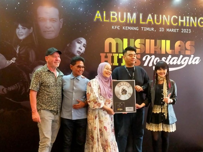 Dewi Yull persembahkan album kompilasi.