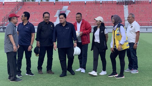 Ketum PSSI Erick Thohir yang didampingi Wakil Gubernur Bali, Cok Ace beserta jajarannya yang sedang memantau persiapan tempat FIFA U-20 di Stadion Kapten I Wayan Dipta.