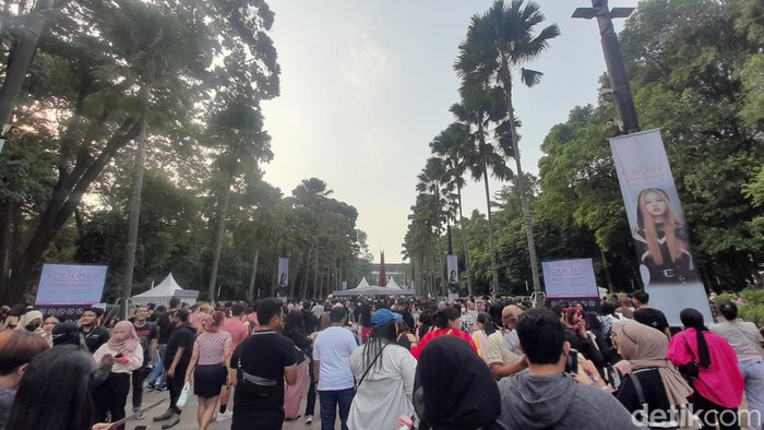 Fans BLACKPINK mulai memenuhi GBK (Ilham Oktafian/detikcom)