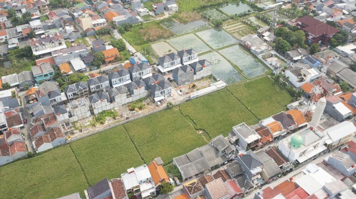 Foto udara areal persawahan di tengah permukiman padat penduduk di kawasan Rorotan, Jakarta Utara, Minggu (12/3/2023). Kementerian Pertanian mencatat, alih fungsi lahan pertanian mencapai 90 ribu hingga 100 ribu hektare per tahun, konversi lahan tersebut menjadi salah satu ancaman bagi sektor pertanian dalam upaya meningkatkan produksi untuk memenuhi kebutuhan masyarakat. ANTARA FOTO/M Risyal Hidayat/rwa.