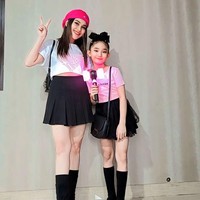 Konser BLACKPINK menjadi momen kebersamaan Ayu Ting Ting dan putri semata wayangnya, Bilqis. Mereka pun tampil kompak dengan atasan pink dan rok tutu hitam.  (Foto: Instagram)