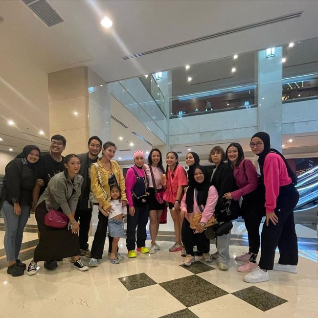 Jelang nonton konser BLACKPINK, Melly Goeslaw dan Nagita Slavina sempat berfoto bersama. Melly tampak memakai overall dan turtleneck pink, berikut tas Gucci dan Sneakers berwarna cerah. Sementara itu, atasan pink dan celana pendek hitam menemani gaya Nagita.  (Foto: Instagram)