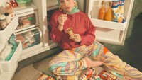 Pasang pose lucu saat ngemil wafer hingga stick cokelat, Irish rupanya ngidam jajanan anak-anak selama kehamilan keduanya. Foto: Instagram @_irishbella_
