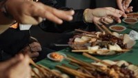 Punya usaha kuliner, dirinya memilih menu sate yang  dijual di restorannya. Ini posenya saat mencicipi aneka sate yang ada di restorannya. Foto: Instagram @_irishbella_