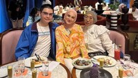 Bersama ibu dan sang adik, Irish tampak senang bisa makan bareng hingga ngemil bareng keluarganya, di salah satu restoran modern Foto: Instagram @_irishbella_