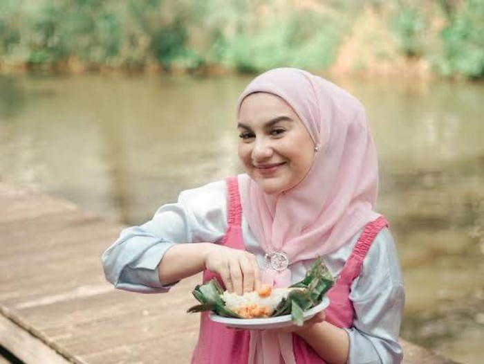 Gaya Irish Bella Saat Makan-makan dan Masak Bareng Keluarga