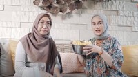 Bikin video bareng sang ibu, Irish tunjukkan keseruan keduanya buat kue kering nastar. Foto: Instagram @_irishbella_
