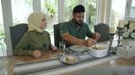 Gaya Irish Bella Saat Makan-makan dan Masak Bareng Keluarga